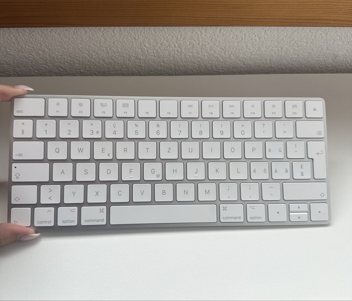 Apple Tastaturen: Clavier Apple Magic Keyboard QWERTZ état impeccable – Neu (gemäss Beschreibung) aus Courroux von Lucie-lune88 1