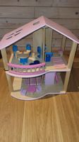 Schönes Puppenhaus aus Holz