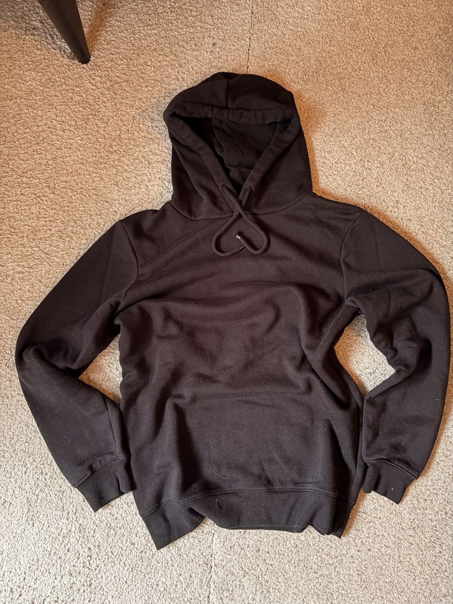 Pulls & Sweat-shirts: Schwarzer Hoodie – Neuf (Voir description) à Basel par ibs_5cql