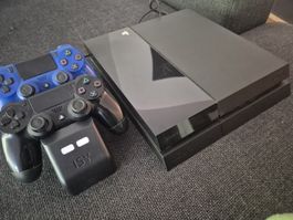 PlayStation 4 Konsole mit Controllern und Ladestation