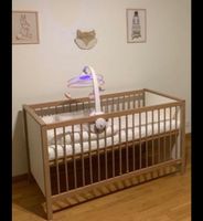 Babybett / Kinderbett umbaubar mit Matratze (Holz & Weiss)