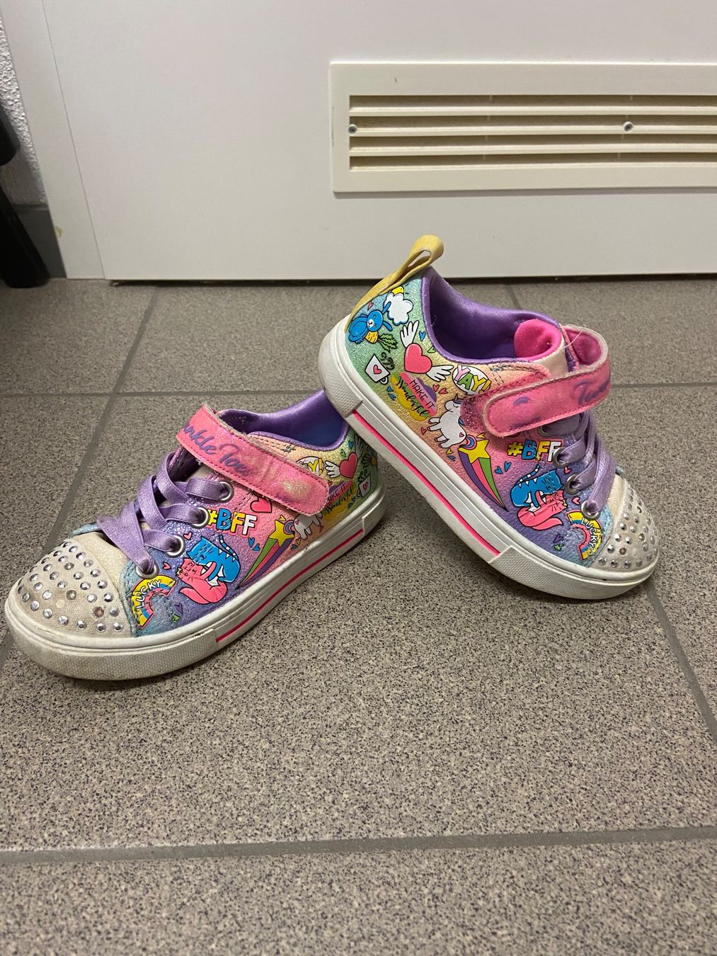 Skechers Schuhe für Jungen: Sneaker Skechers Twinkle Sparks 27 – Gebraucht aus Arbedo von gregmccooper