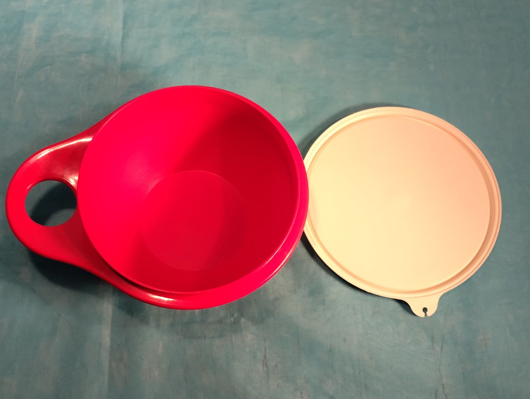 Tupperware Contenitori & Simili: Tupperware Behälter, rot-weiss mit Halterung, 6dl – Usato da Bellach venduto da JingleCherry 3