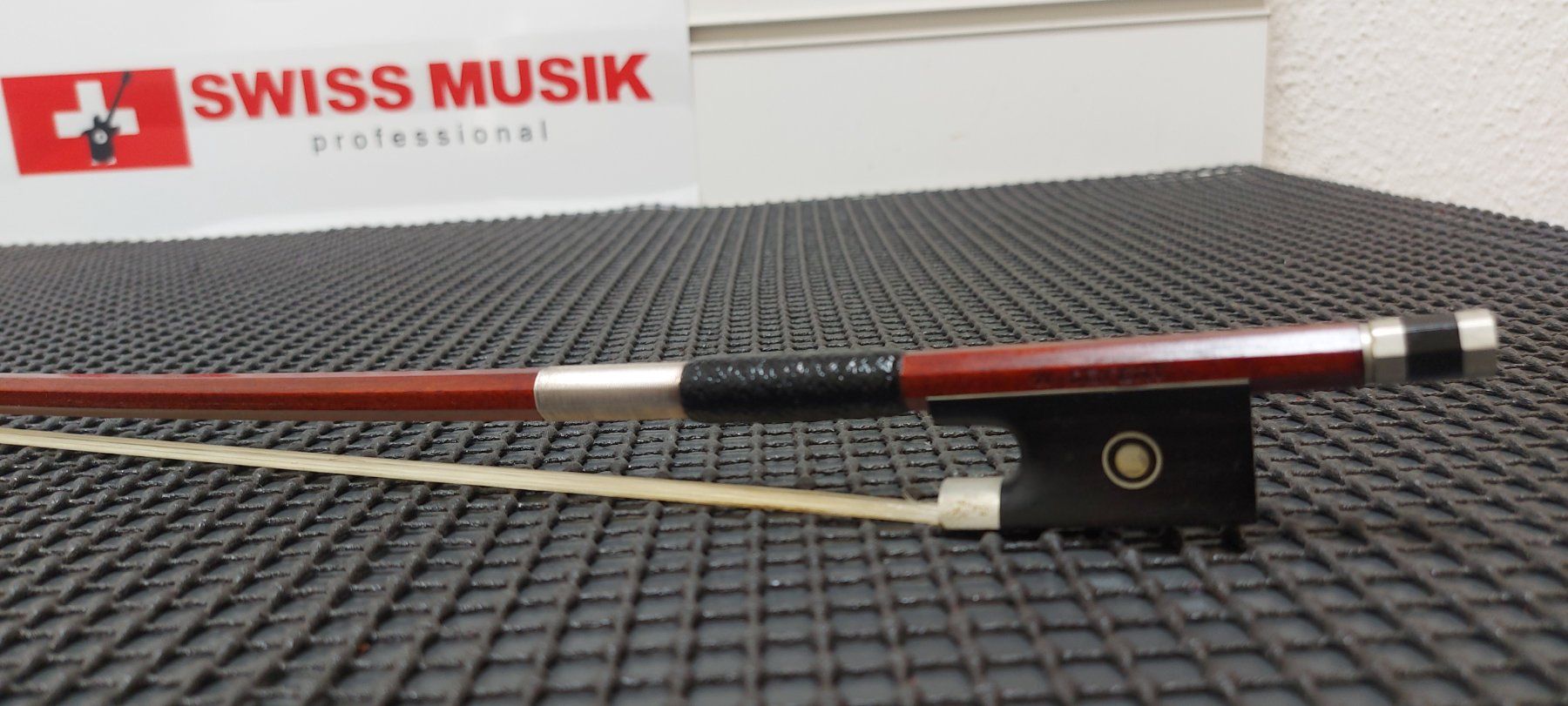 Strumenti musicali: 4/4 Geigenbogen W.Seifert Octagonal fernambucoL=74 cm,61 gr. – Usato da Glattbrugg venduto da Swissmusik 1