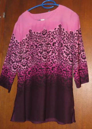 Haut à manches 3/4 rose et violet motif floral taille 42