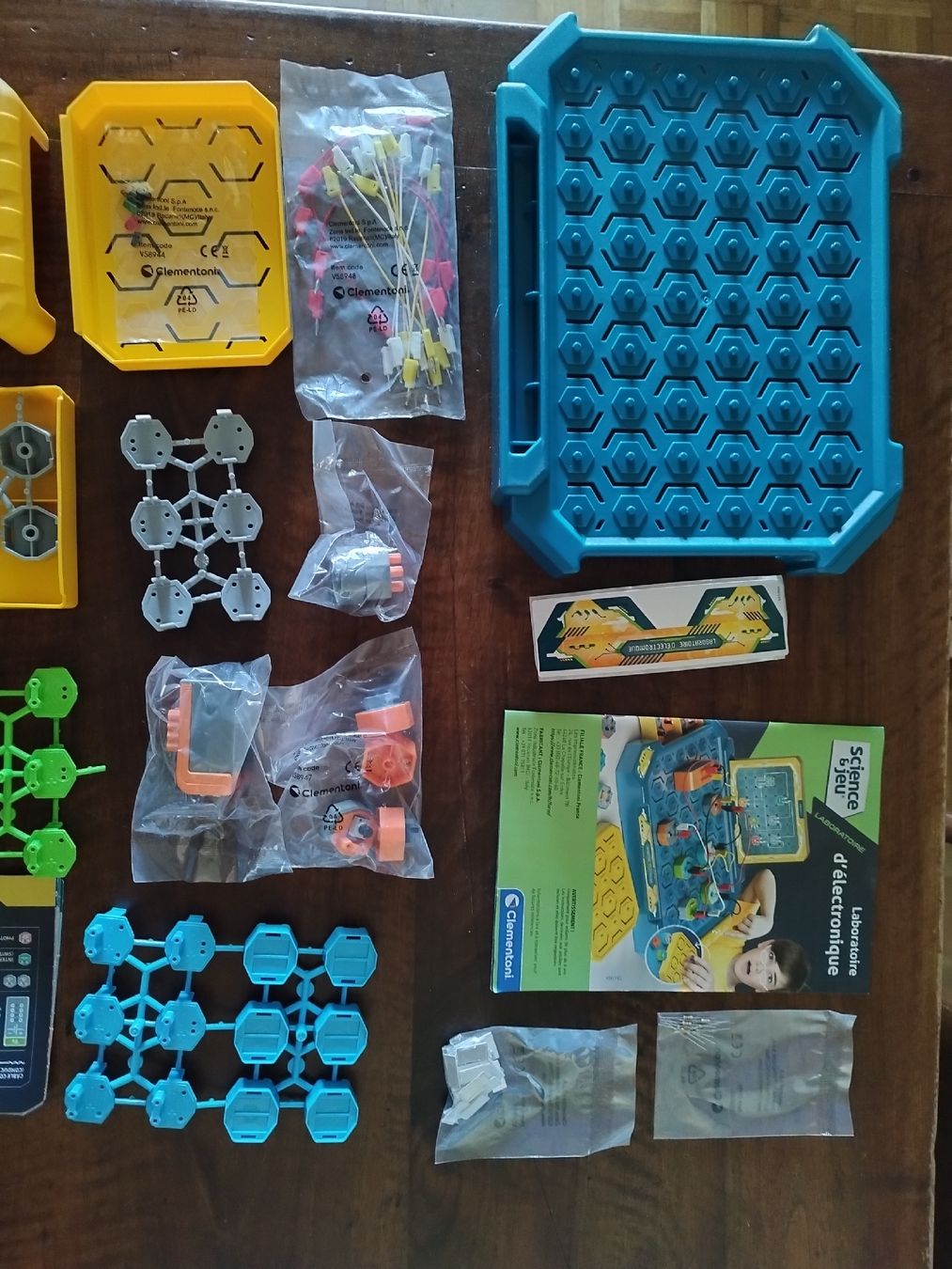 Clementoni Giochi: jeu laboratoire d' électronique de la marque Clementoni – Nuovo e nell'imballaggio originale da Lausanne venduto da francoco 1