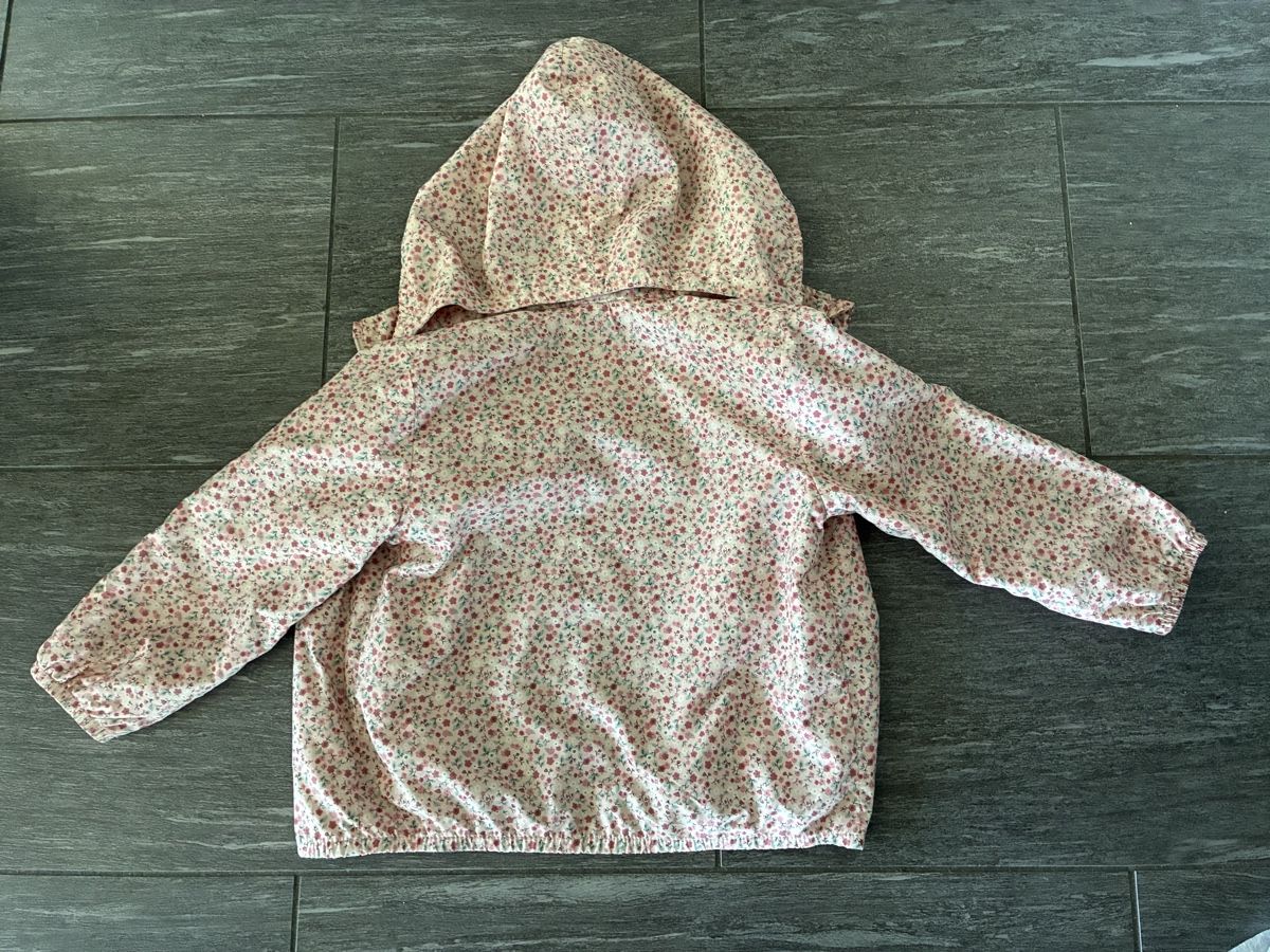 H&M Vestes & Manteaux: Regenjacke H&M Blumen Grösse 104 – D'occasion à Muhen par Sally203 2