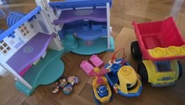 La maison Little People et pleins de personnages