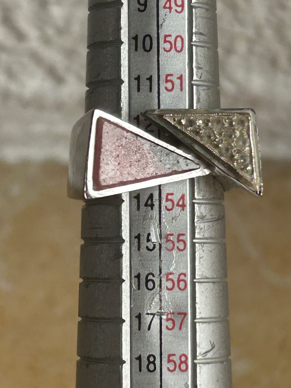 Anelli: Trendiger Dreiecks-Ring, Silber-Look, Grösse 53 – Usato da Dittingen venduto da Bellevista 3