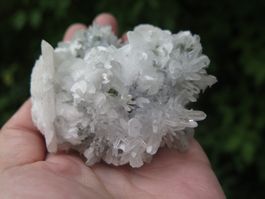 Nadelquarz mit Calcit und Pyrit
