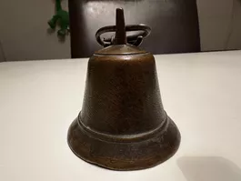 Alte, kleine Glocke aus Metall