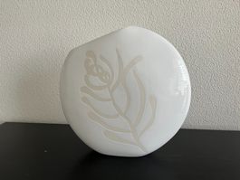 Dekorative Vase weiss flach mit Blattmotiv gebraucht