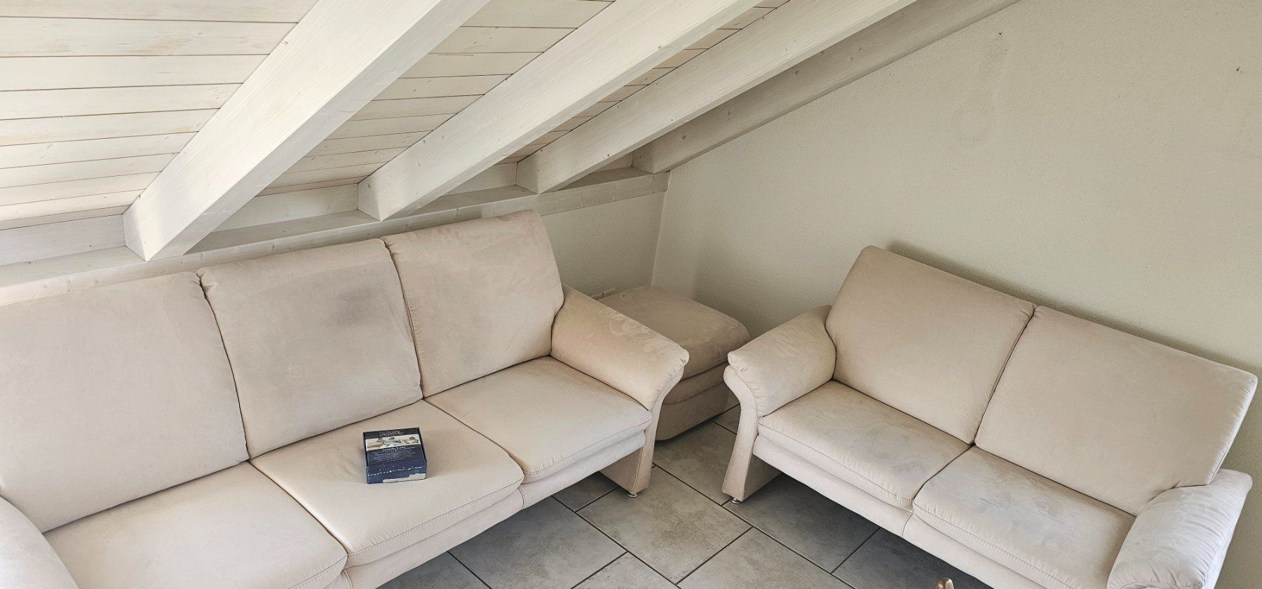 Sofas: 2-teiliges Sofa hellbeige mit Hocker – Gebraucht aus Seengen von Mic6