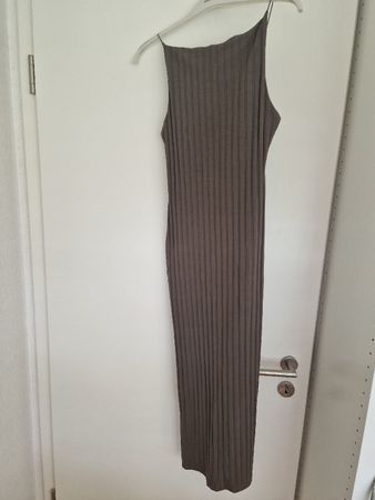Robe Zara longue en maille côtelée et décolleté au dos