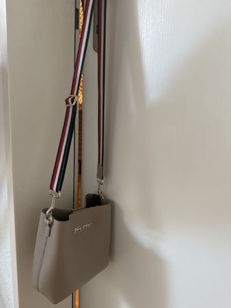 Tommy Hilfiger Umhängetasche beige mit Logo neuwertig