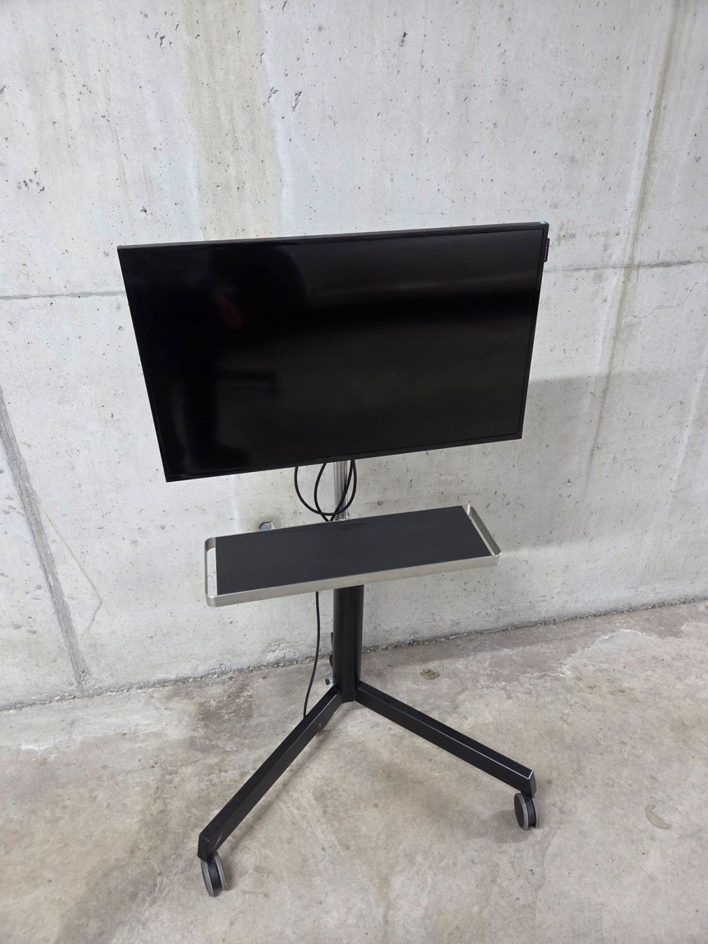 Samsung Monitor: 2 x Mobile WORKSTATION inkl. Samsung Bildschirm – Usato da Oberhasli venduto da General-Dealer 1