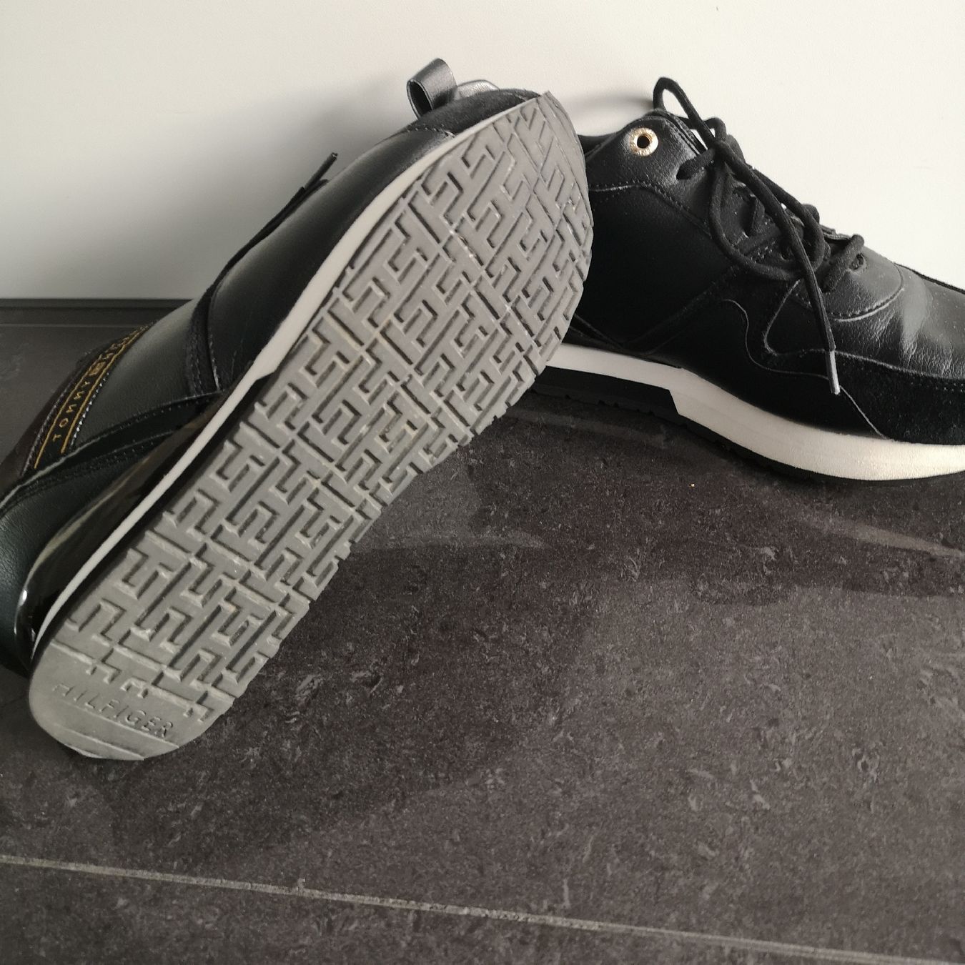 Tommy Hilfiger Damenschuhe: TOMMY HILFIGER Sneakers Gr. 40 – Gebraucht aus Baar von caflemma 2
