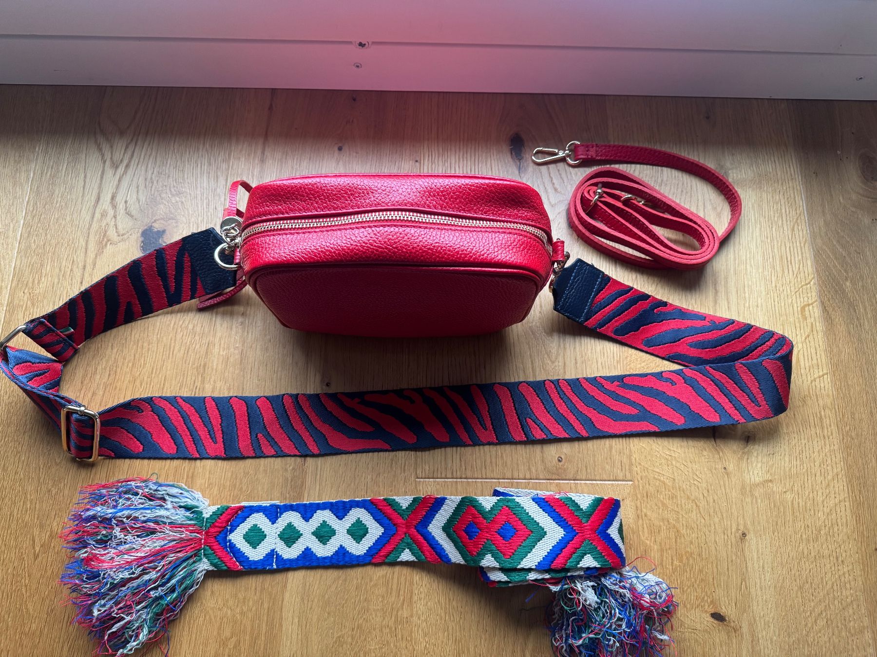 Borse da donna: Rote Ledertasche inkl 3 Schulterriemen – Usato da Luzern venduto da wet_7bm6 1