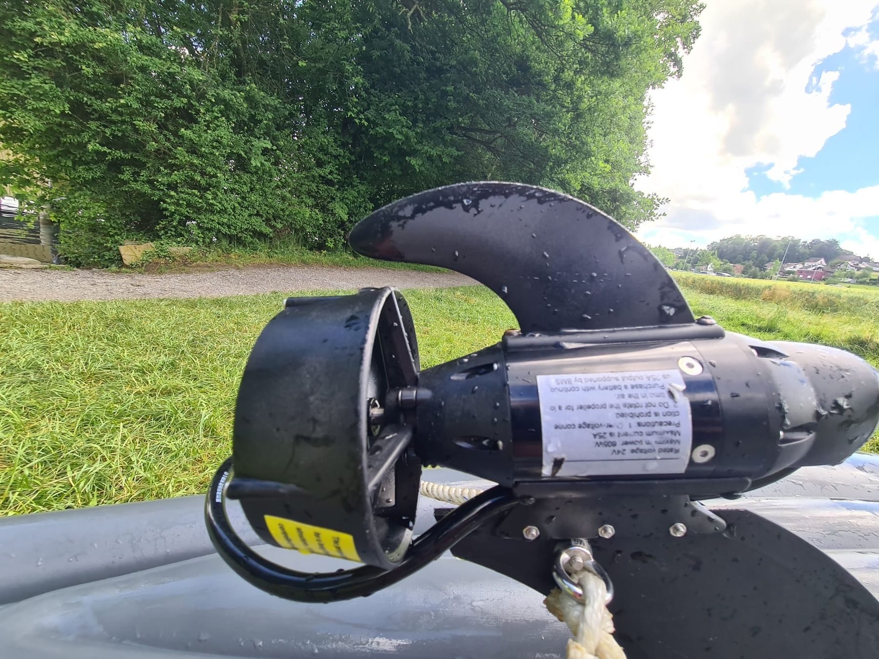 Bateaux: Schlauchboot mit el. Aufsatzmotor – D'occasion à Rupperswil par CrocoBlade 4