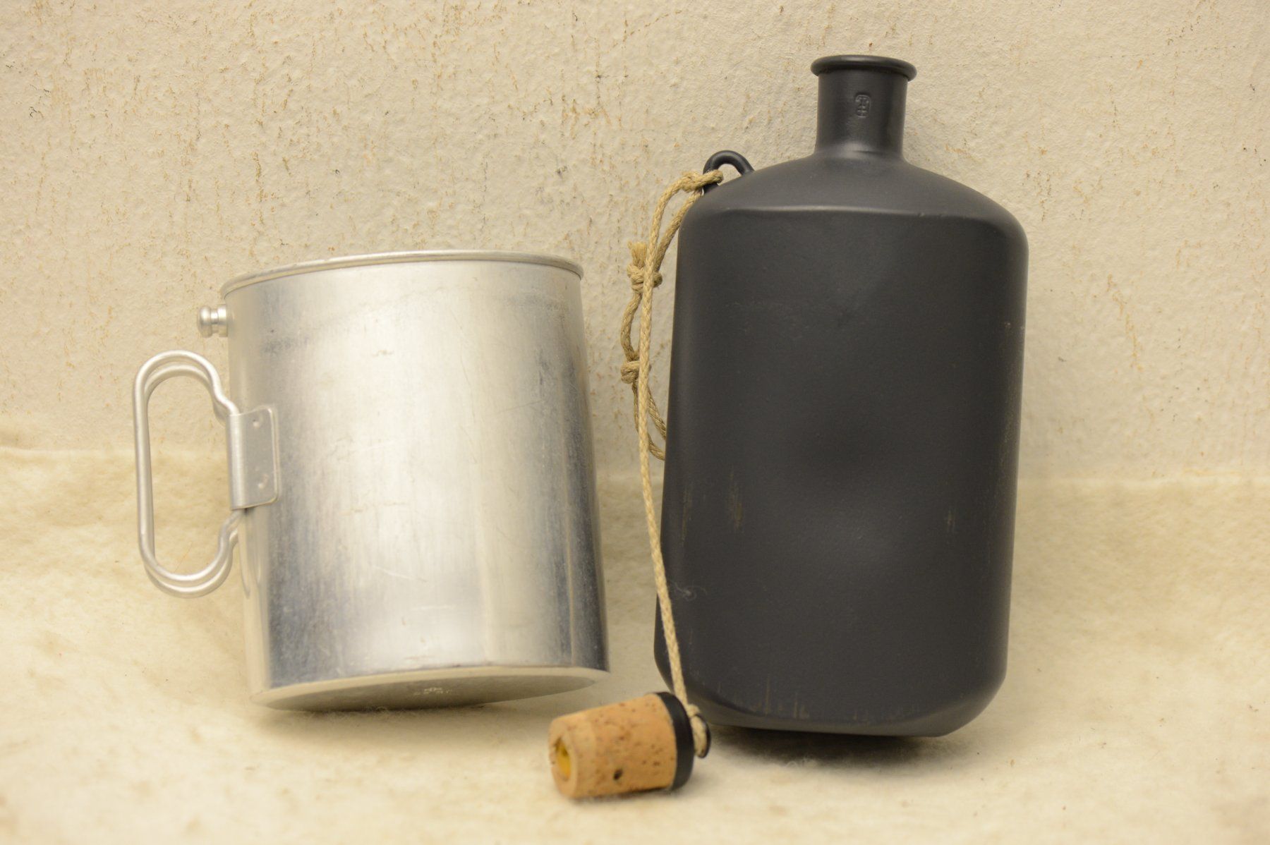 Schweizer Armee Attrezzatura & Pezzi di ricambio: Feldflasche mit Becher von der Schweizer Armee "JE80" – Nuovo (secondo la descrizione) da Sachseln venduto da Smatsch54 1