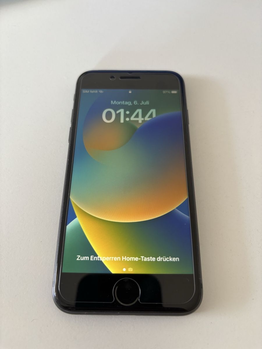 Apple Portables: Iphone 8 - 64GB Schwarz 100% Batterie – D'occasion à Zürich par tom_b759