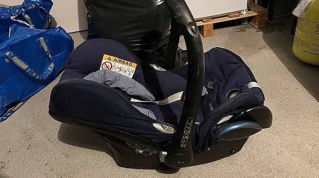 Maxi-Cosi Seggiolini per auto: Maxi Cosi mit Isofix Station – Usato da Aarberg venduto da jud_xq7y 3