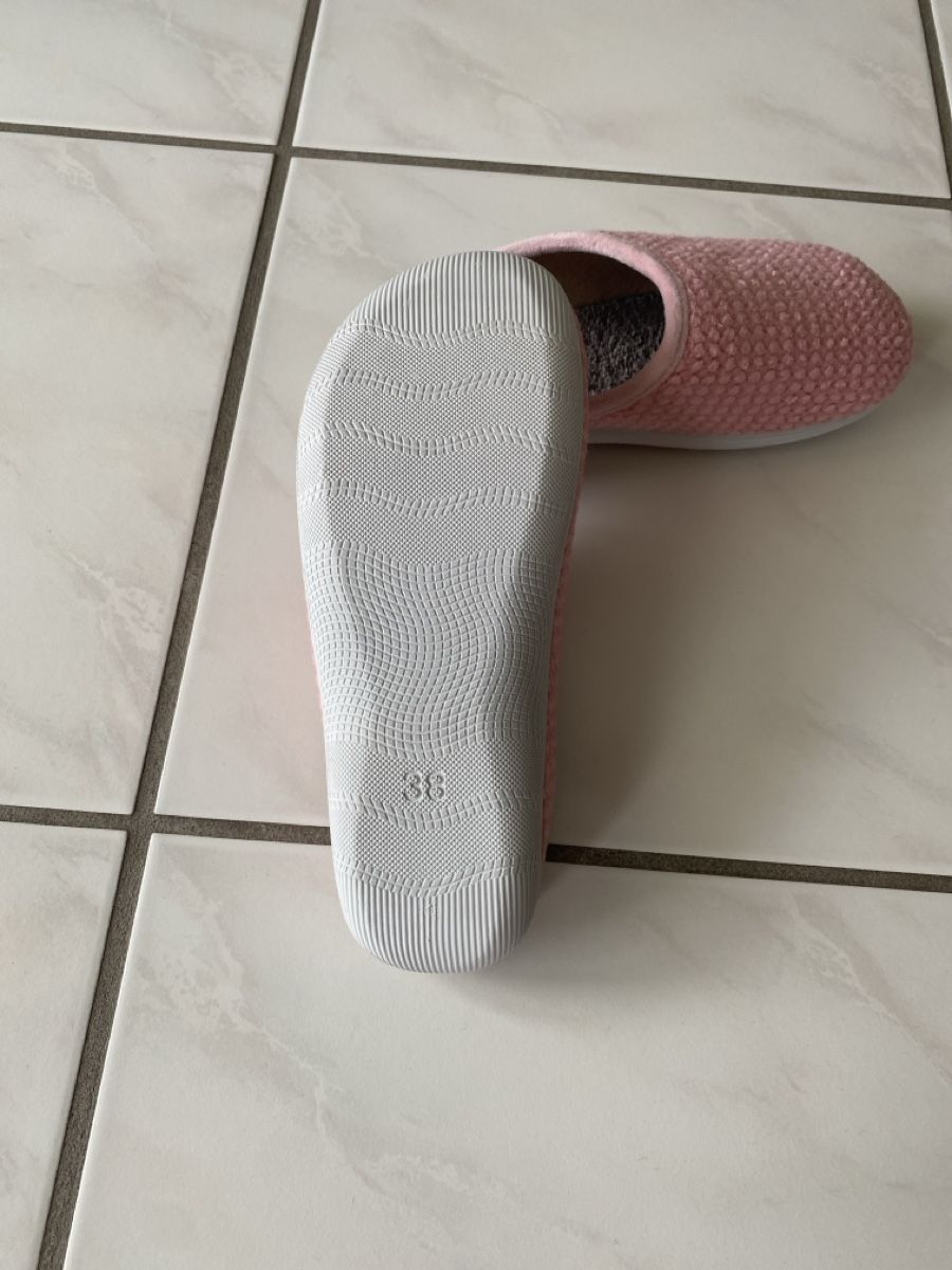 Scarpe da donna: Kuschelige rosa Hausschuhe Inblu Gr. 38 – Usato da Samstagern venduto da PatrickM14 1