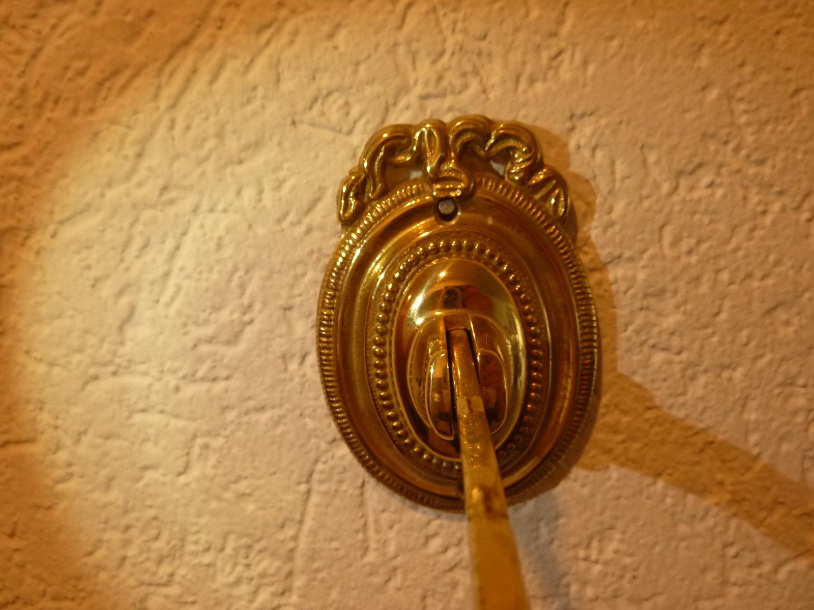 Ferramenta: antiker Kleiderbügelhalter klappbare Messing 17 cm – Usato da Hochfelden venduto da swissice 4