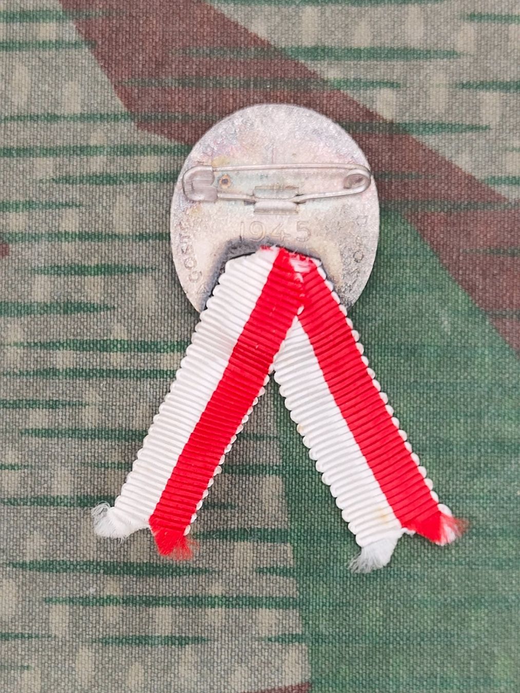 Placchette & Badge: 1. August Abzeichen 1945, Variante 2, mit Seidenband – Usato da Bauma venduto da SwissMilitaria 1