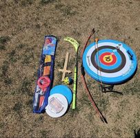 Spielset, Bogenschiessen, Hockeyschläger, Frisbee ect..