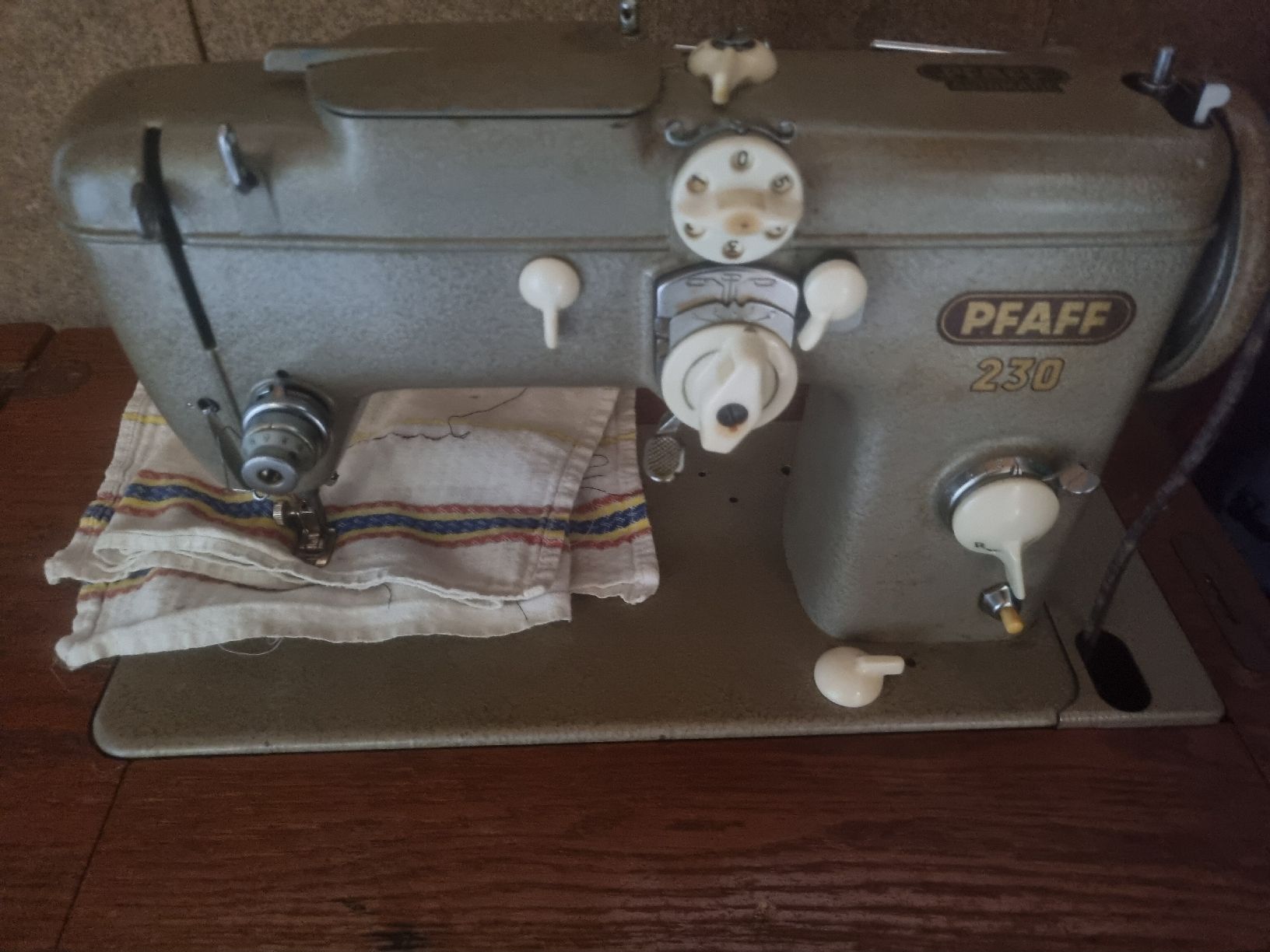 Pfaff Macchine da cucire: PFAFF 230 Nähmaschine – Usato da Döttingen venduto da Mrjoe 4