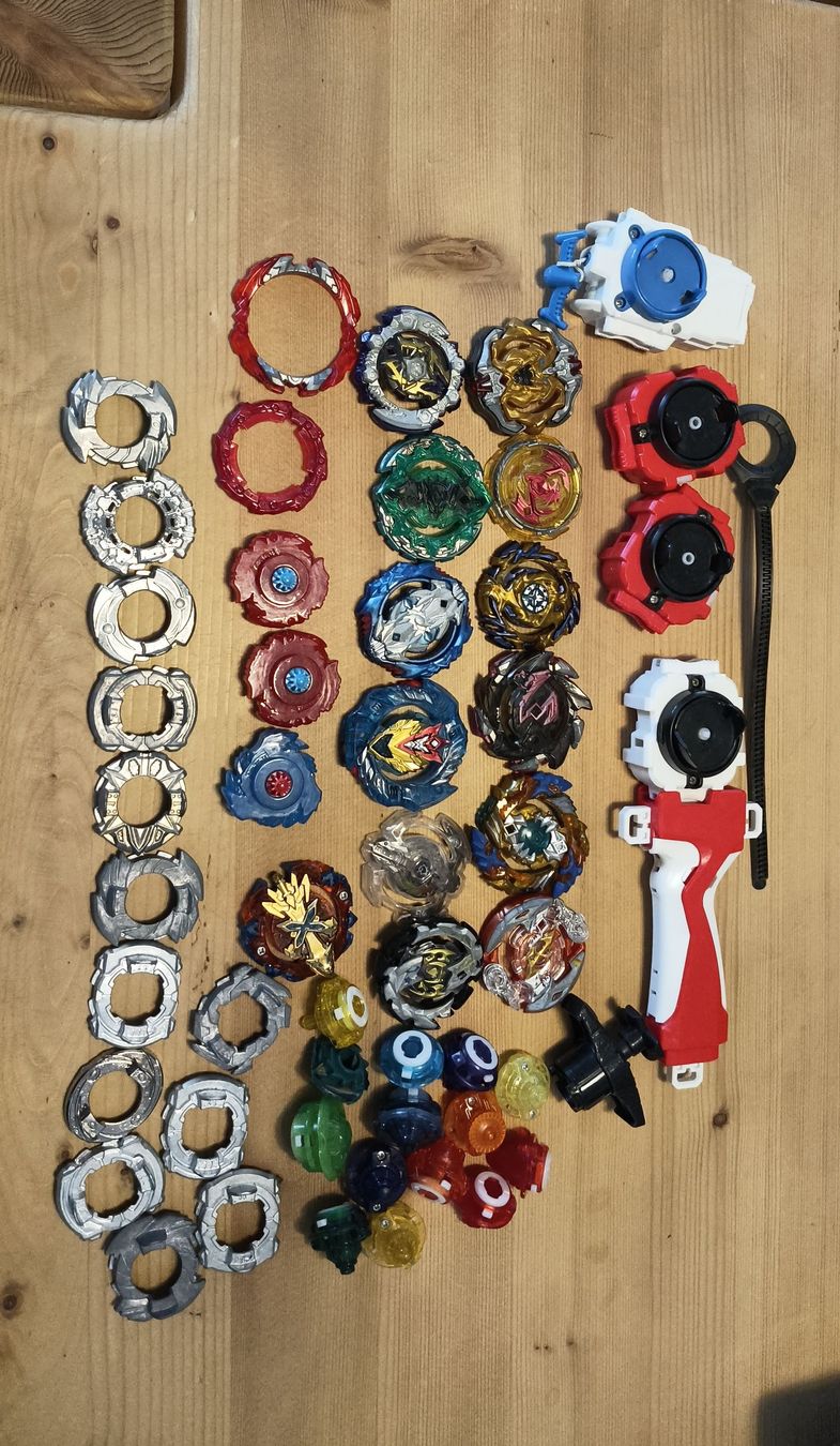 Giocattoli: Beyblade Set mit Beystarters und Zubehör – Usato da Unterkulm venduto da Scarface88