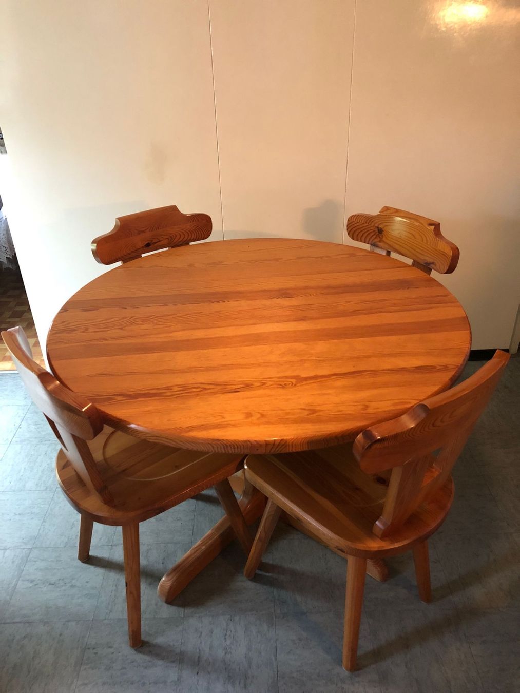 Tischset: Auszugstisch Holz rund mit 4 Stühlen – Gebraucht aus Röschenz von Tashroal