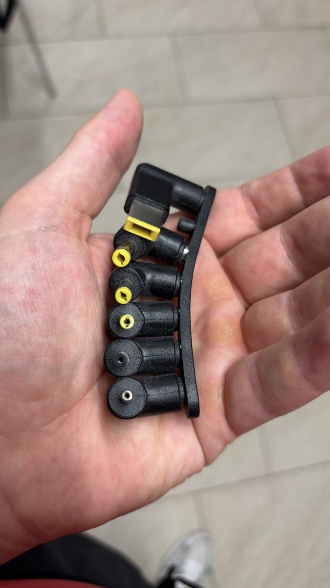 Laufwerke & Adapter: Universal Notebook Netzteil Adapter Set – 6 Stecker – Gebraucht aus Trimbach von fro_2ztm