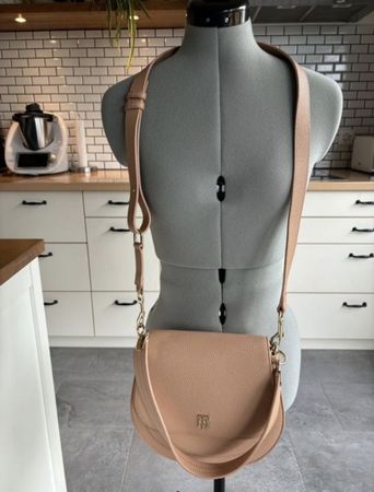 Tommy Hilfiger cross body bag - beige, stylish and chic! 🧡