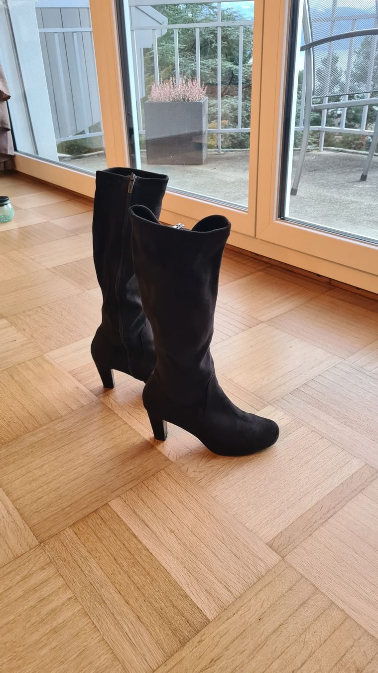 Scarpe da donna: Bottes en daim noires élégantes, taille 39. – Usato da Pully venduto da arn_89gc