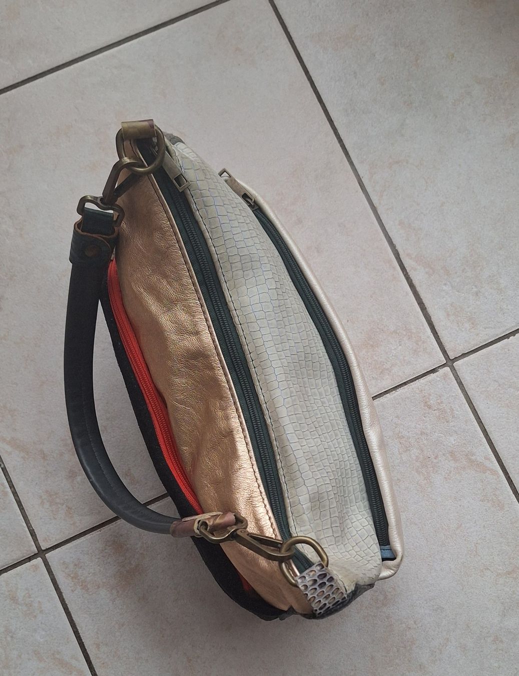 Borse da donna: Sac Ebarrito 100% cuir, multicolore – Usato da St-Triphon venduto da Jldr0 2