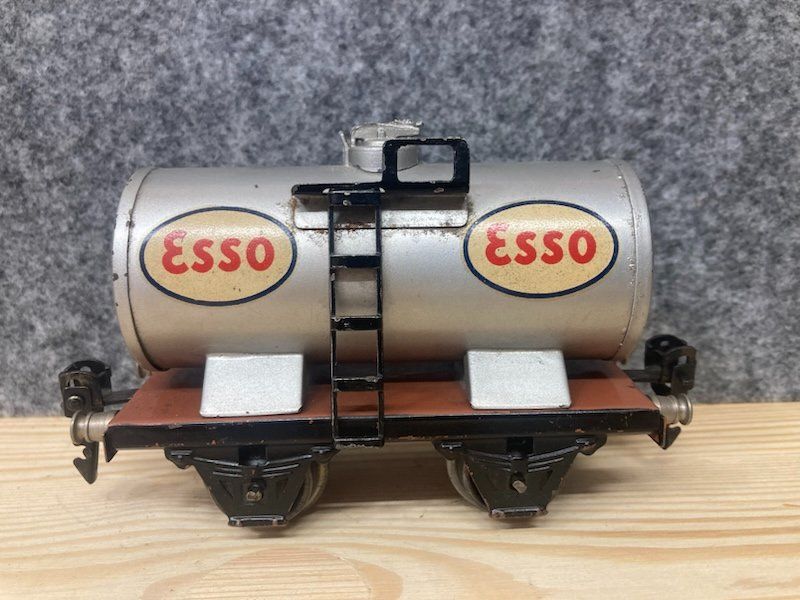 Märklin Modellini di ferrovie: Märklin Spur 0 Kesselwagen Esso hellgrau – Usato da Büsserach venduto da ModellbahnDepot 2
