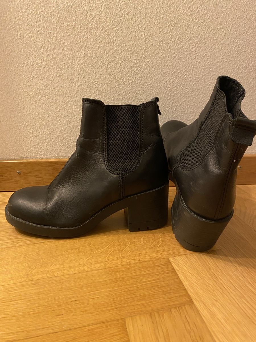 Chaussures femmes: Schwarze Boots Gr. 37 – D'occasion à Luzern par mor_97g7