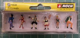 15536 Sitzende Figuren