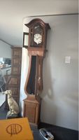 Standuhr Holz Gehäuse Zifferblatt weiss römische Zahlen