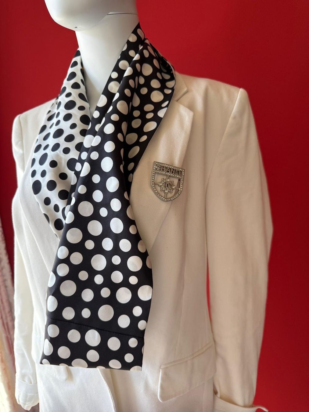 Chanel Spille & Fermagli: Chanel Brosche Wappen, Rarität – Nuovo (secondo la descrizione) da Oberarth venduto da SSS. 2