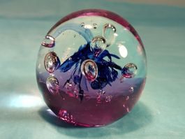 Glaskugel, Paperweight, lila Boden, blaue Blume, Luftblasen