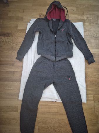 Guess Trainingsanzug dunkelgrau mit Logo, Grösse S.