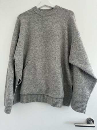 Grauer Strickpullover