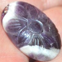 Cabochon L-1375 – Chevron Amethyst mit Blume – 33x21mm
