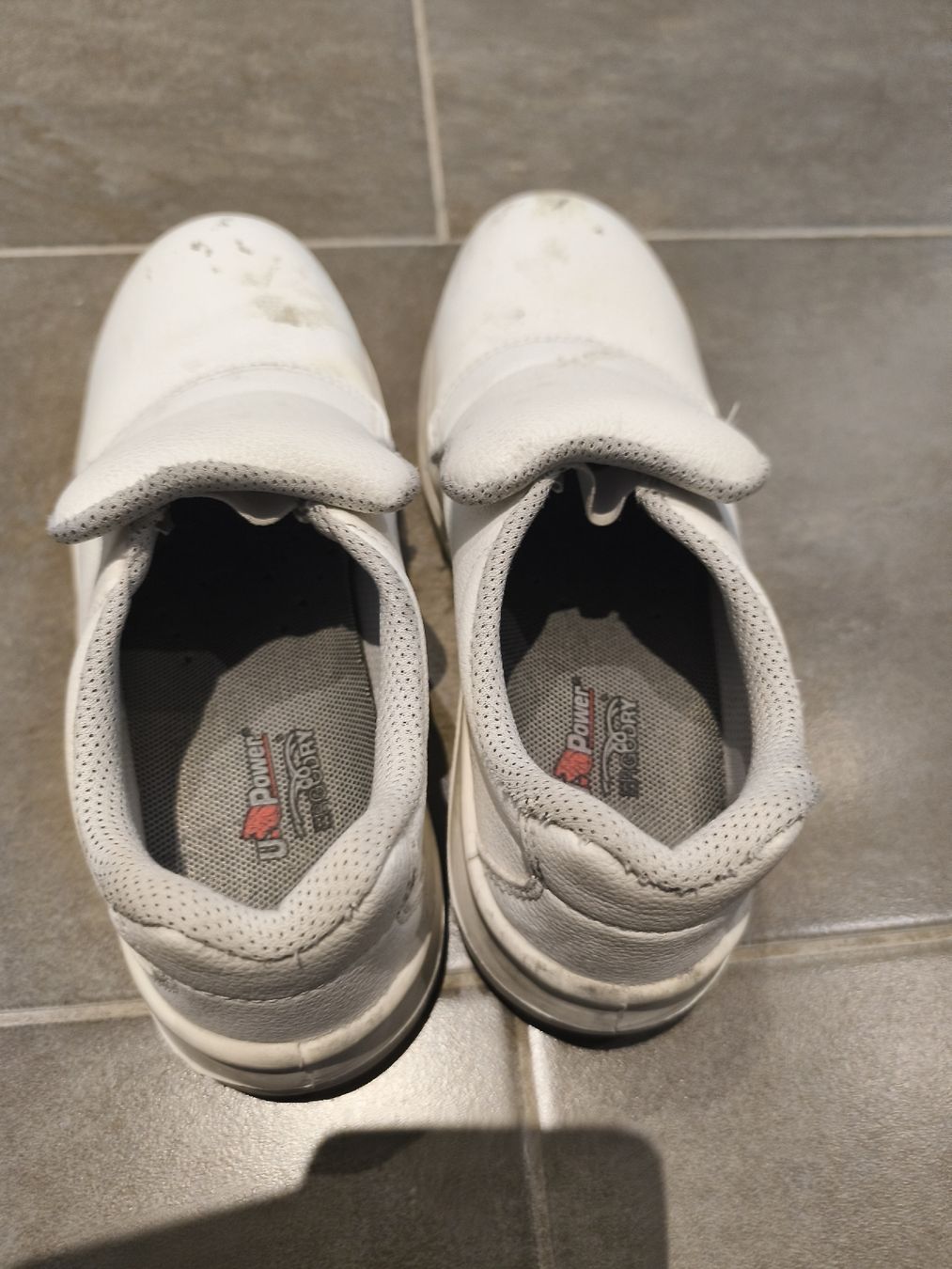 Scarpe da uomo: Chaussures de sécurité blanches taille 39 usure visible – Usato da Orbe venduto da don_ym8h 1
