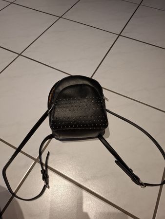 Kleiner Rucksack schwarz mit Nieten guter Zustand