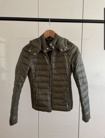 Zara Damen Daunenjacke, olivgrün, Grösse XS