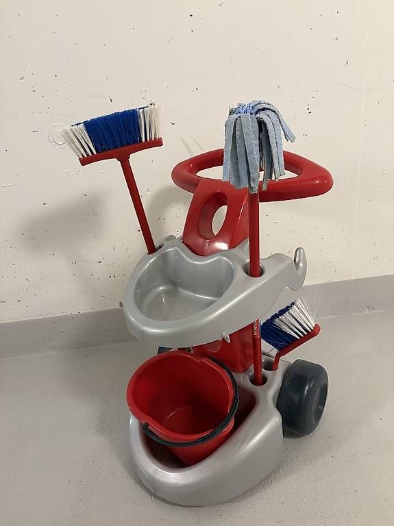 Jouets: Putzwagen – D'occasion à Bettlach par MariaR.